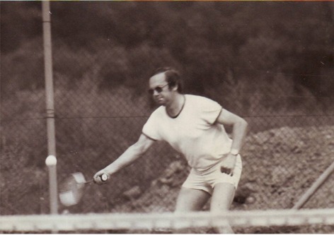 Bild wo einer der Gründer Tennis spielt auf der Anlage des Tc-Schmelzes.