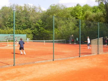 Bild wo Turnierteilnehmer Tennis spielen in Schmelz.
