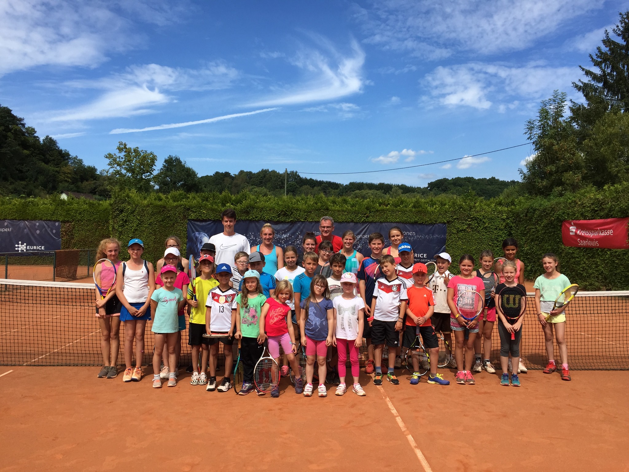Ein Bild vom Tenniscamp 2020 mit allen Trainern und Kinder, die teilgenommen haben.